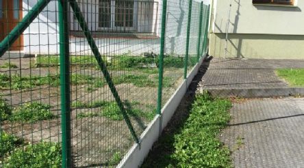  Svařované čtvercové oplocení bytového domu