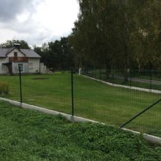 Firma Ploty Kodl, s.r.o. použila svařované čtvercové oplocení kolem zahrady v  Cheznovicích