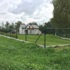Firma Ploty Kodl, s.r.o. použila svařované čtvercové oplocení kolem zahrady v  Cheznovicích