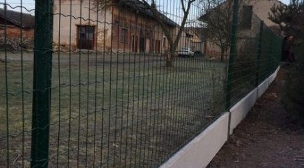 Výměna starého oplocení za nové ve Volduchách u Rokycan