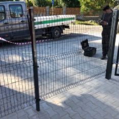 Hasiči v Prádle mají nové elegantní oplocení