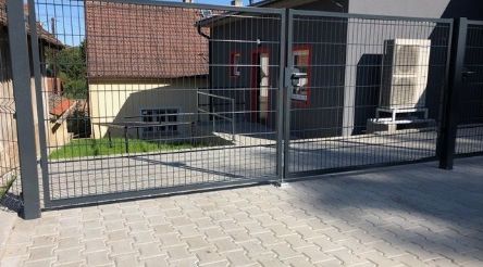 Hasiči v Prádle mají nové elegantní oplocení