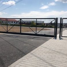 Oplocení a posuvná brána skladové haly Touškov