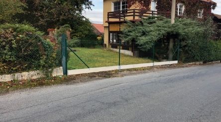 Zahrada v Medovém Újezdu ohraničena novým svařovaným plotem Pantanet Family