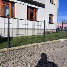 Oprava oplocení v Rokycanech po automobilové nehodě
