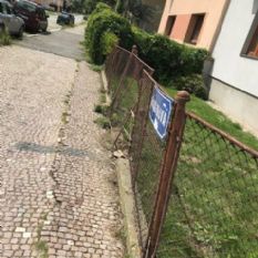 Oprava oplocení v Rokycanech po automobilové nehodě