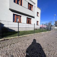 Oprava oplocení v Rokycanech po automobilové nehodě