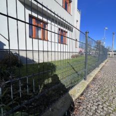 Oprava oplocení v Rokycanech po automobilové nehodě