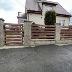 Nové oplocení z dřevoplastových vodorovných planěk v Dobřívě