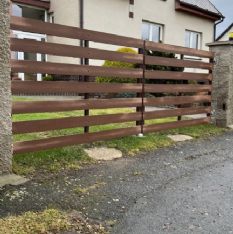 Nové oplocení z dřevoplastových vodorovných planěk v Dobřívě