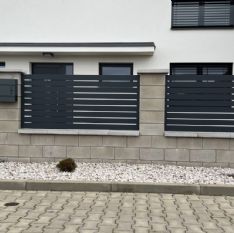 Hliníkové oplocení z vodorovných planěk v Rokycanech