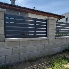 Antracitové hliníkové oplocení z vodorovných planěk v Rokycanech