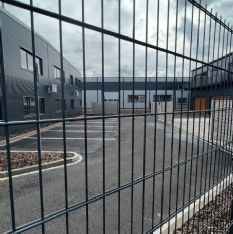 Nové oplocení skladové haly Plzeň Černice