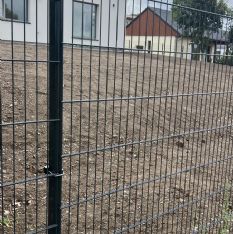 Oplocení rodinného domu z 2D panelů Pallas v Halounech – kvalitní montáž od Ploty Kodl