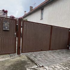 Plotová vrata s odolnou dřevoplastovou výplní – realizace v Jesenici