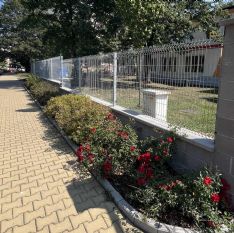 Bezpečné oplocení MŠ Plzeň s 3D panely a kvalitními bránami na míru