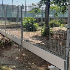 Bezpečné oplocení MŠ Plzeň s 3D panely a kvalitními bránami na míru