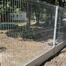 Bezpečné oplocení MŠ Plzeň s 3D panely a kvalitními bránami na míru