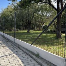 Rychlá a snadná montáž oplocení Pantanet Family v antracitové barvě