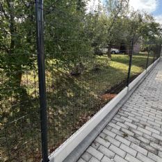 Rychlá a snadná montáž oplocení Pantanet Family v antracitové barvě