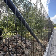 Rychlá a snadná montáž oplocení Pantanet Family v antracitové barvě