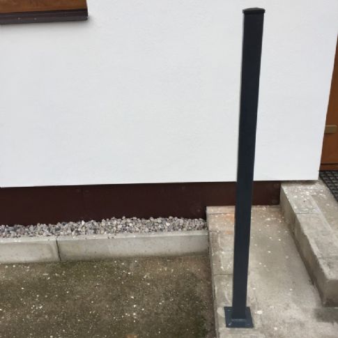 Sloupek Zn,PVC 60x40x2 - 1700 mm, na plotně - antracitový