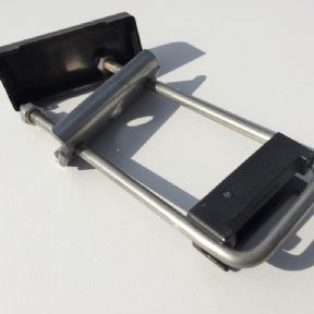 Spojovací třmen pro sloupek 100 x 40 mm, plast/nerez