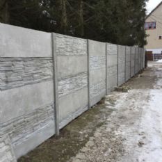 Fotbalového hřiště FC Mýto má nové betonové oplocení