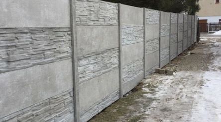 Fotbalového hřiště FC Mýto má nové betonové oplocení