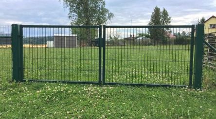 Zahradu v Myti zdobí nová plotová vrata