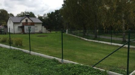 Firma Ploty Kodl, s.r.o. použila svařované čtvercové oplocení kolem zahrady v  Cheznovicích