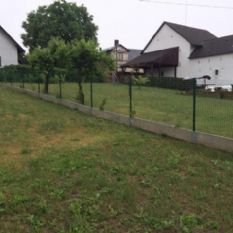 Firma Ploty Kodl, s.r.o. použila svařované čtvercové oplocení kolem zahrady v  Cheznovicích