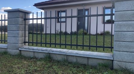 Nový tyčkový plot pro rodinný domek v Rokycanech