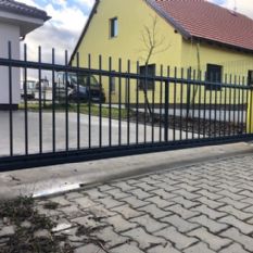 Nový tyčkový plot pro rodinný domek v Rokycanech