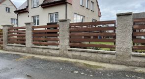 Nové oplocení z dřevoplastových vodorovných planěk v Dobřívě