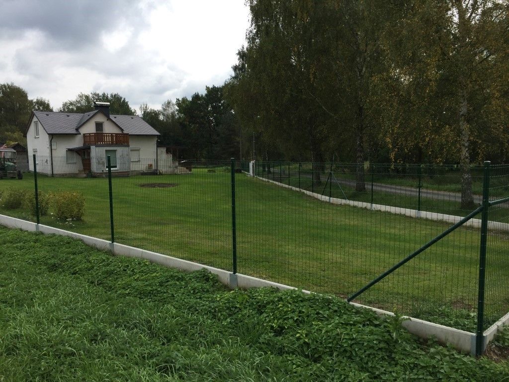 Firma Ploty Kodl, s.r.o. použila svařované čtvercové oplocení kolem zahrady v Cheznovicích Firma Ploty Kodl, s.r.o. použila svařované čtvercové oplocení kolem zahrady v Cheznovicích