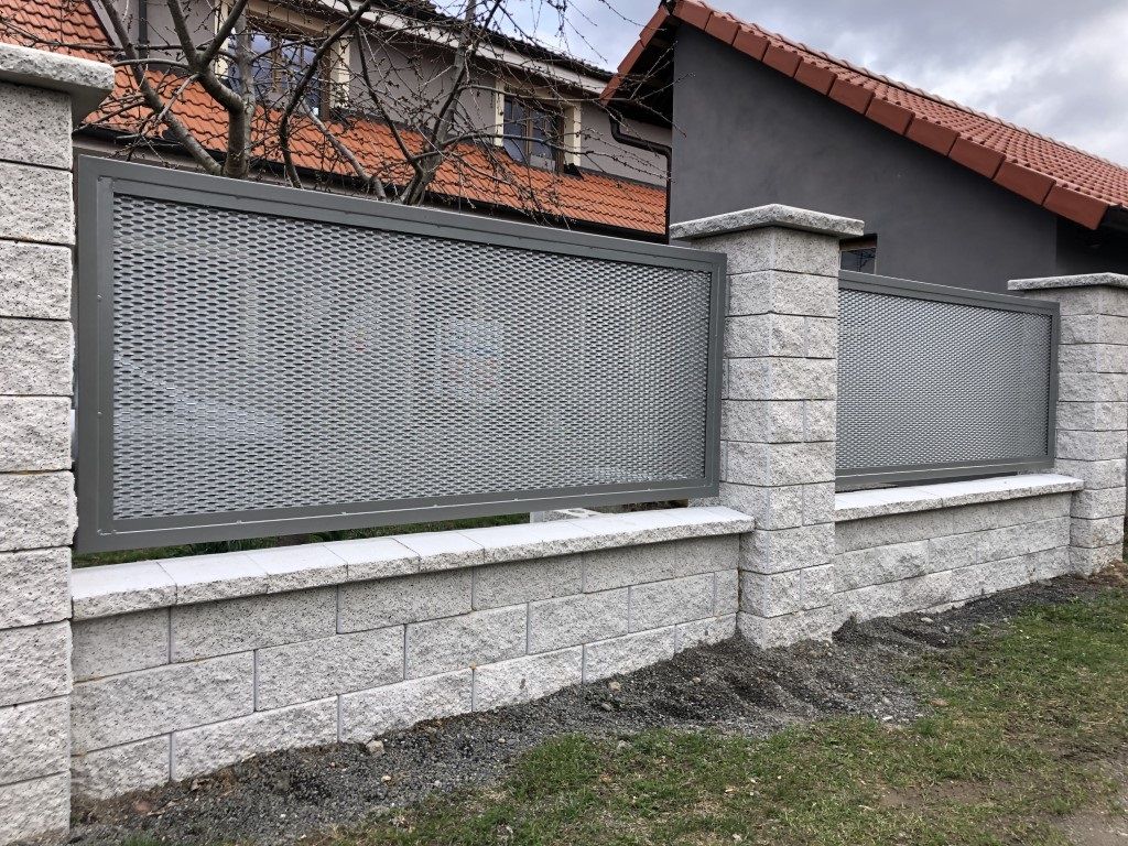 Nové oplocení z tahokovu v Letkově Nové oplocení z tahokovu v Letkově