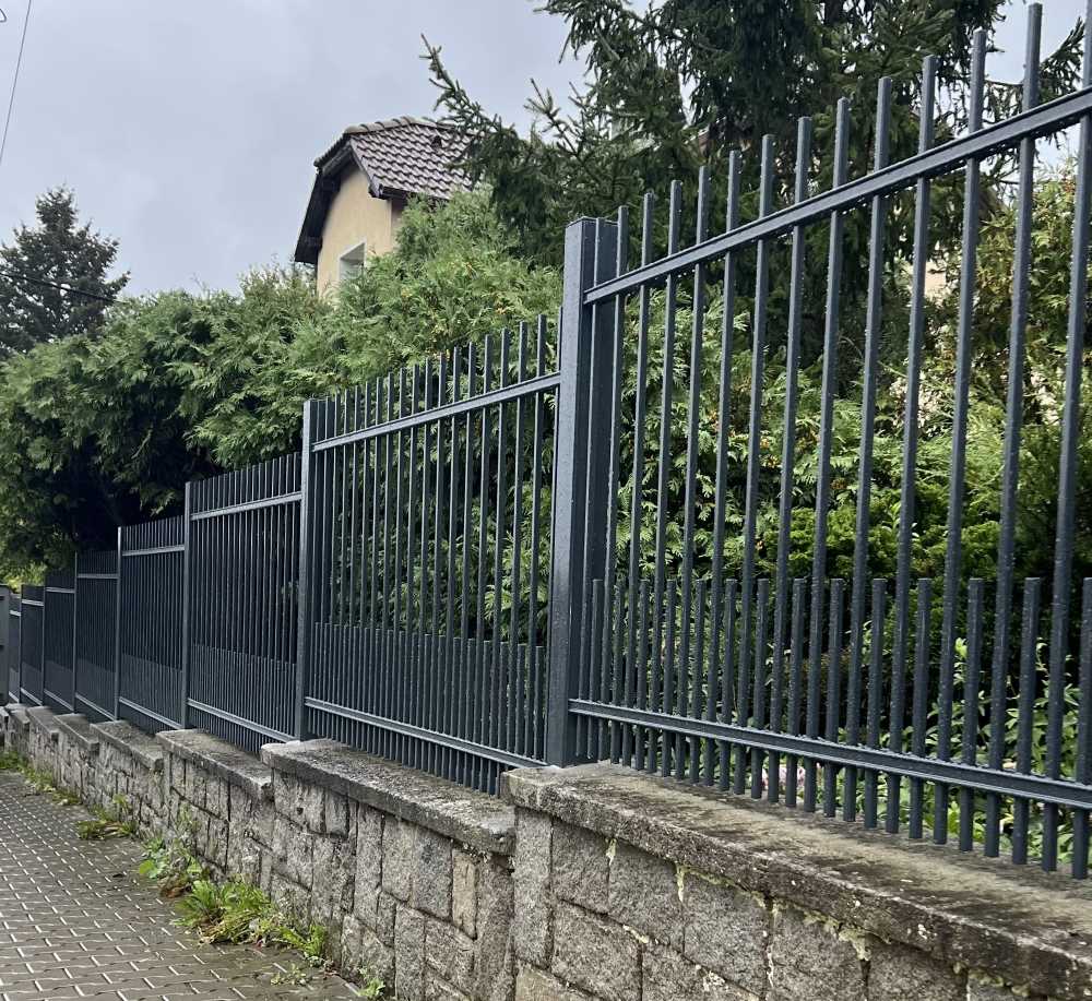 Moderní tyčkové oplocení pro rodinný dům ve Šťáhlavech – kvalitní ploty od Ploty Kodl Moderní tyčkové oplocení pro rodinný dům ve Šťáhlavech – kvalitní ploty od Ploty Kodl