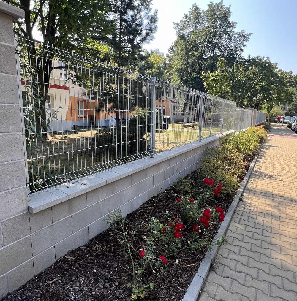 Bezpečné oplocení MŠ Plzeň s 3D panely a kvalitními bránami na míru Bezpečné oplocení MŠ Plzeň s 3D panely a kvalitními bránami na míru
